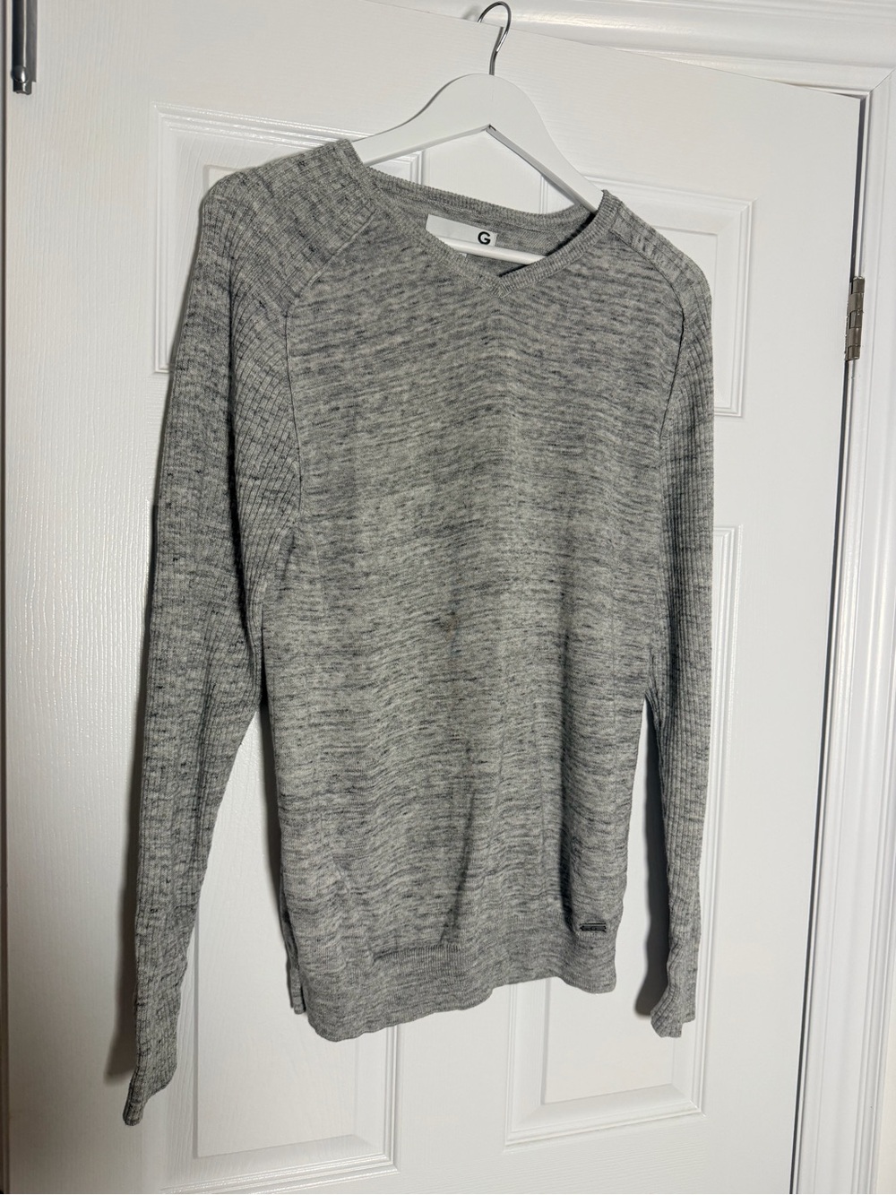 G by GUESS Grey V-Neck Ribbed Knit Sweater – M